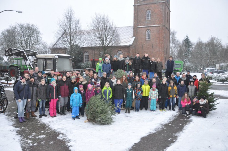 Weihnachtsbäume bei winterlichem Wetter eingesammelt